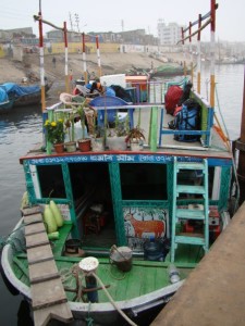 আমাদের ছোট্ট নৌকাটি
